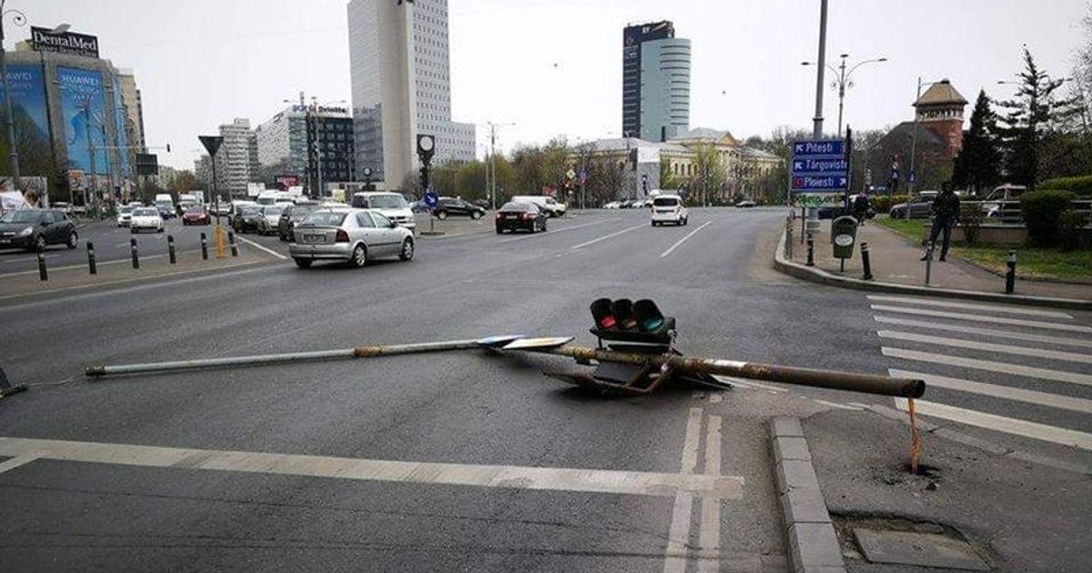 Semafor căzut lângă sediul Guvernului