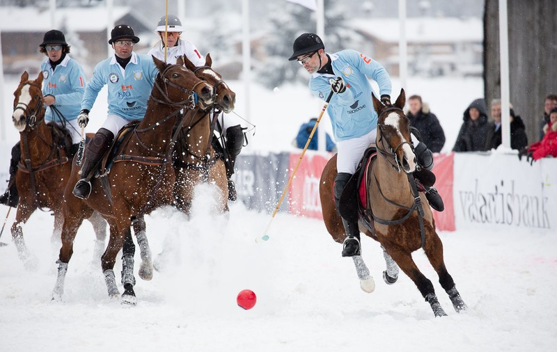 Zăpada cailor! La Kitzbuhel, în Austria, s-a disputat Cupa Mondială de polo. Echipamentul costă 4.000 de euro, iar polo pony argentinieni de joc fac sute de mii de euro. N-avem federație, dar avem doi stranieri ce pot câștiga și 15.000 de euro de meci! FOTO&VIDEO