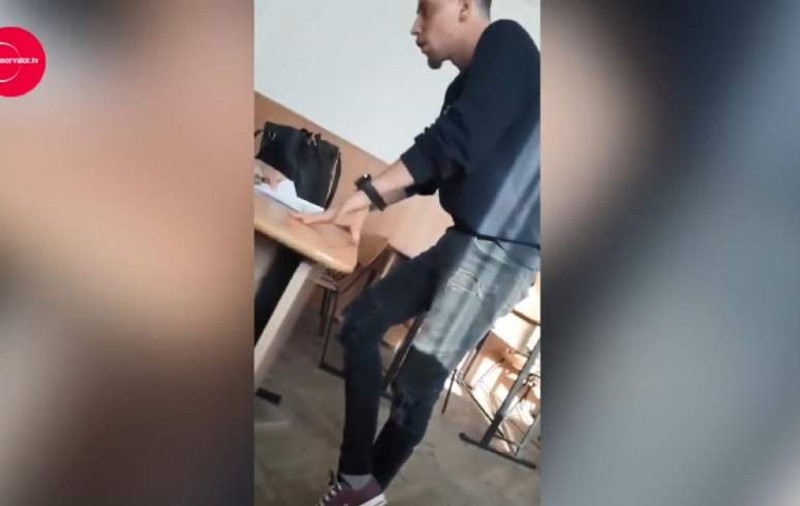 UPDATE / Elevul care şi-a ameninţat cu bătaia profesoara a fost reținut de polițiști și exmatriculat