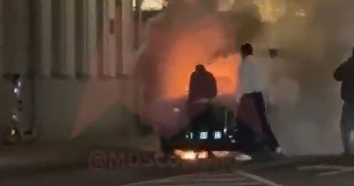 O limuzină de la Kremlin a explodat pe o stradă din Moscova. FOTO: Express.uk