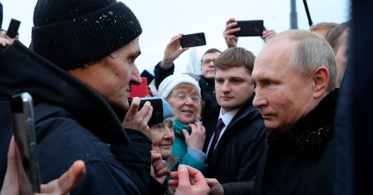 Oamenii care îl păzesc pe Putin nu îl pierd din ochi nicio secundă. FOTO: Profimedia.