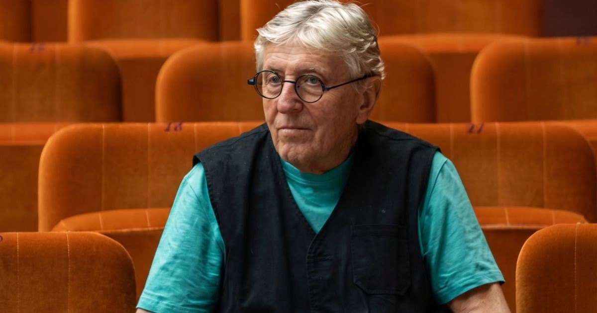 Andrei Șerban urmărește repetiția unui spectacol din sală