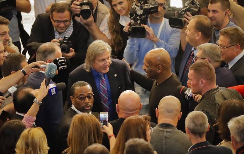 Circul făcut de Mike Tyson în Parlament, exportat în presa internațională / GALERIE FOTO
