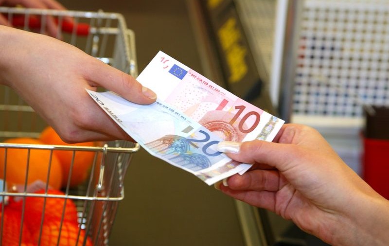 Leul s-a depreciat faţă de euro şi dolar