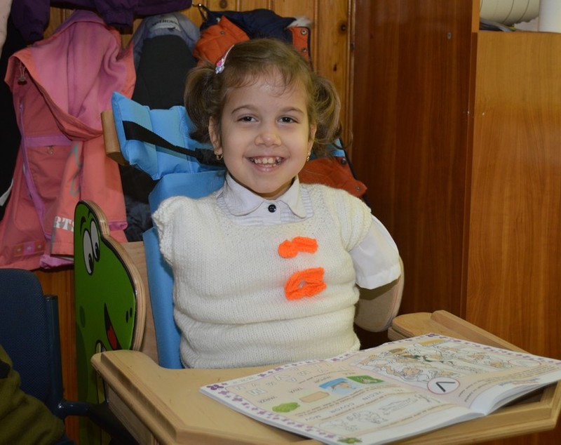EXCLUSIV/ Delia, fetița care în pofida handicapului grav merge la o școală obișnuită, s-a integrat bine în colectiv: "Îmi place mult la școală"/FOTO