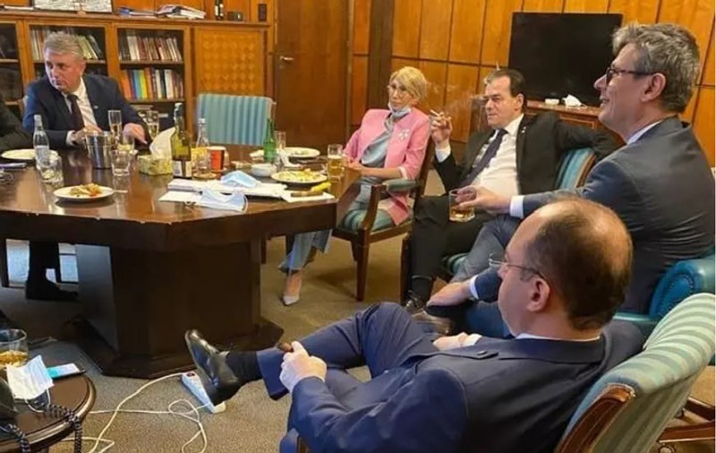 Ludovic Orban: „Nu sunt băutor, eu beau apă plată, fresh sau limonadă şi mai ales ristretto”. Noi detalii despre celebra poză făcută de ziua lui la Palatul Victoria