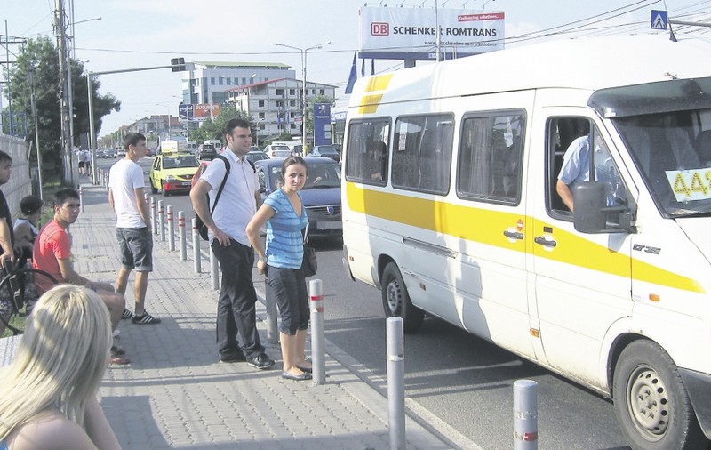 Autobuzele preorăşeneşti n-au mai ieşit pe trasee - Cu microbuzele e jale
