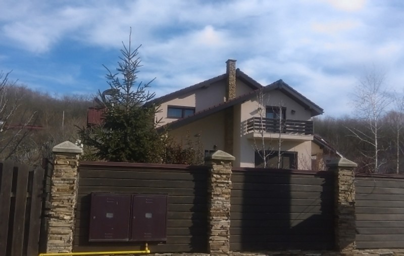 Clipe de coșmar pentru un copil de 14 ani! Hoții au intrat peste el în casă și l-au legat pentru a putea răscoli după bani