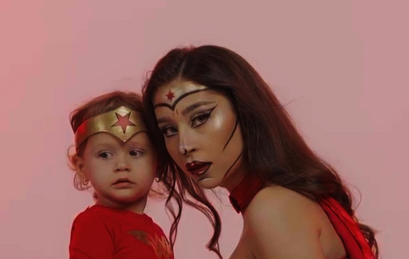 Nicole Cherry privește Halloween-ul altfel de când a devenit mamă. „Ne deghizăm în ce își dorește ea, de la mic la mare”