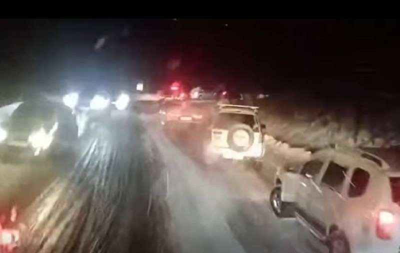 Trafic blocat pe DN 67C, sectorul Novaci – Rânca, se circulă greu și pe DN 7 - Valea OItului, unde ninge puternic
