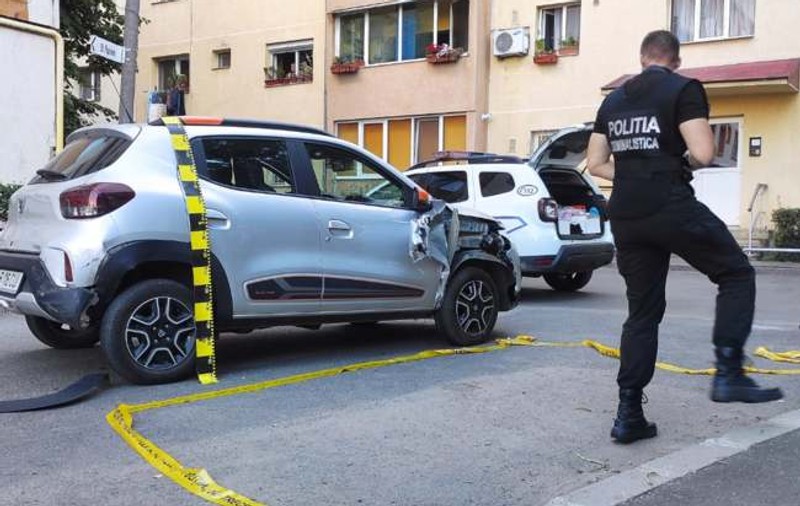 Un bărbat drogat a furat o mașină, cu care a lovit o persoană și trei autoturisme înainte de a fi prins de polițiști, în Timișoara