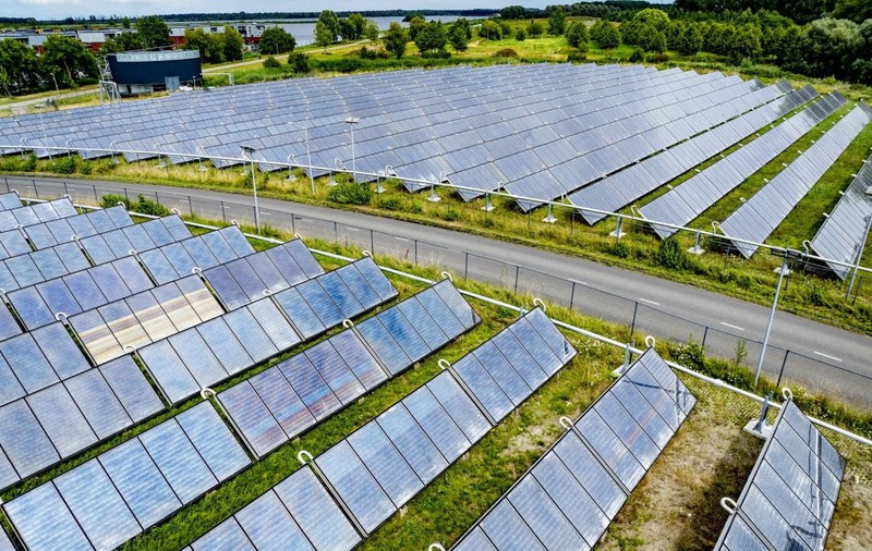 O mare de panouri solare cât 1.700 de stadioane: proiectul solar care va alimenta 180.000 de case, dar stârnește furia localnicilor