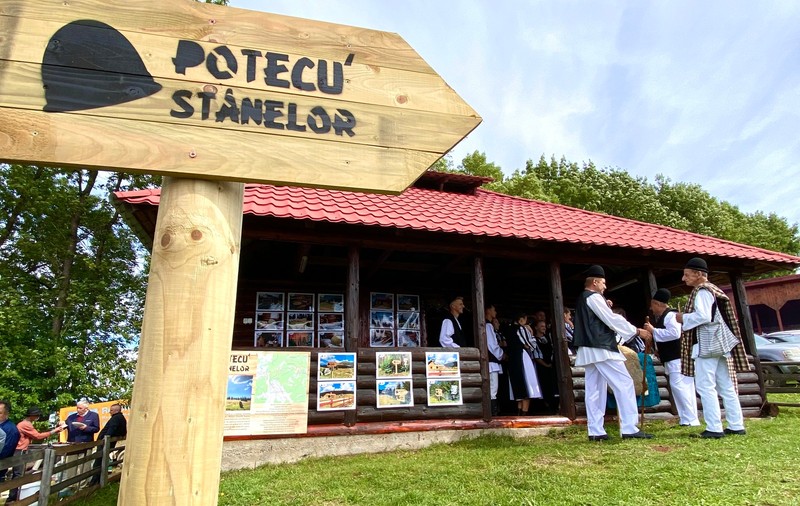 „Potecu’ Stânelor”, traseul tematic unic în România. Cascade la tot pasul, poieniţe retrase, poteci secrete și mâncare din abundență