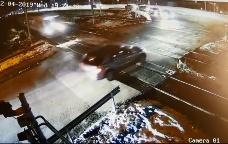 Un șofer a evitat impactul cu trenul la zecime de secundă. Vorbea la telefon când a trecut calea ferată