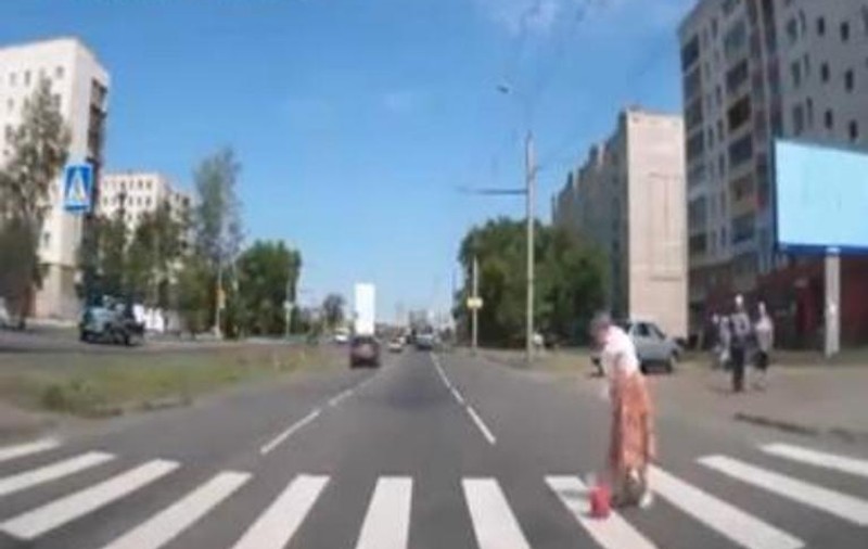 BĂBUŢA-NINJA. Reacţia INCREDIBILĂ a unei bătrâne atunci când e ajutată să treacă strada | VIDEO