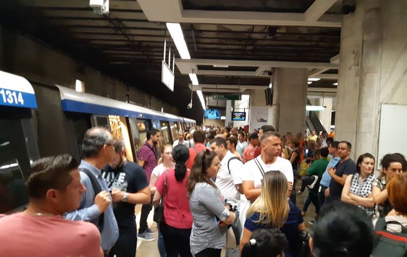 Incident la stația de metrou Unirii 2. Un călător a pulverizat cu spray cu o substanță neidentificată