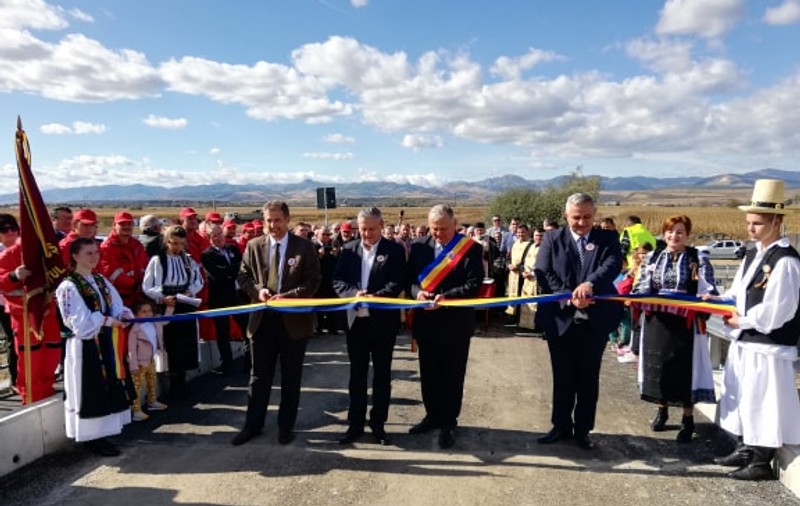 O elevă a fost pusă să recite o odă pentru primarul din Teiuș, la inaugurarea unui pod peste Mureș | VIDEO