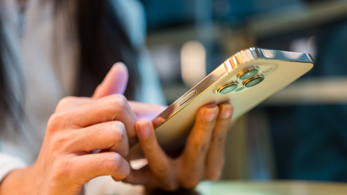 O tânără care ține un telefon în mână