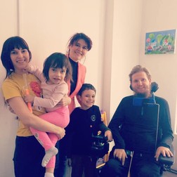 Mihai Neșu s-a retras în lumea cărților despre viața sfinților, care l-au ajutat mult în recuperarea sa Fostul fotbalist și prietenii săi alături de care lucrează zi de zi la Oradea