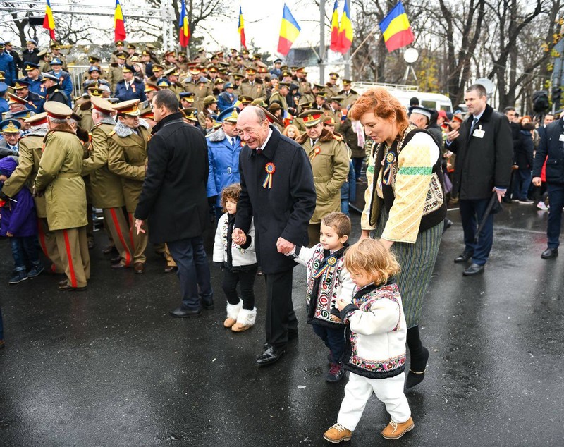 Traian Băsescu la parada de 1 decembrie. A venit cu toți nepoții după el | FOTO