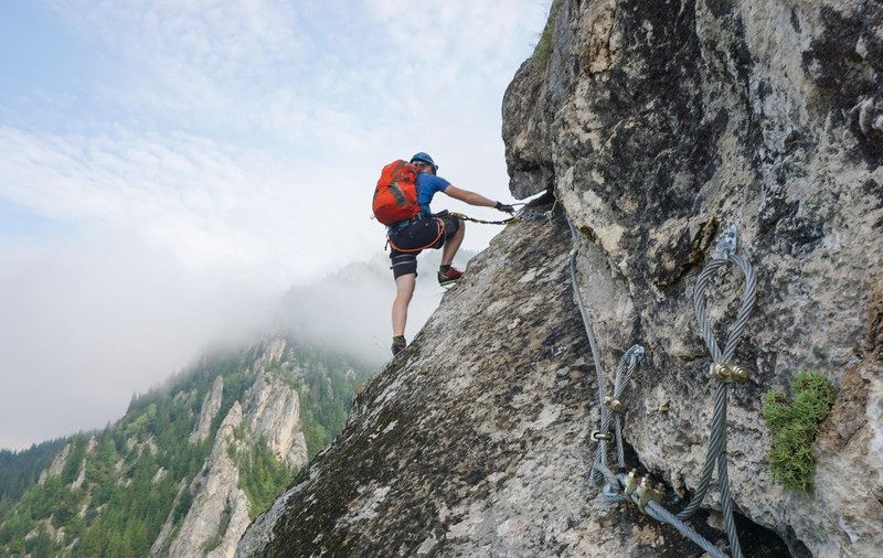 Un alpinist american a supraviețuit unei căderi de 120 de metri și a reușit să ceară ajutor, deși avea hemoragie internă
