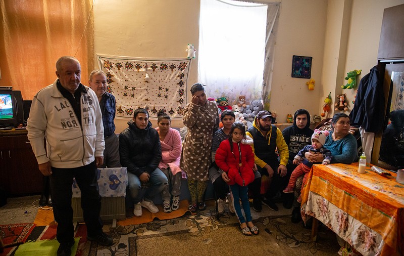 Opt familii din București speră ca primăria să nu le dea afară din casa abandonată din Sectorul 5 în care și-au făcut un cămin