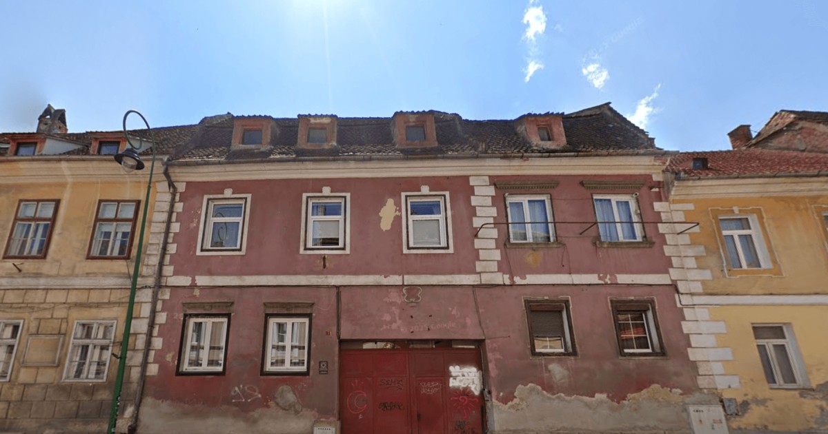 Fațada celei mai vechi case construite în Brașov, în jurul anului 1.700