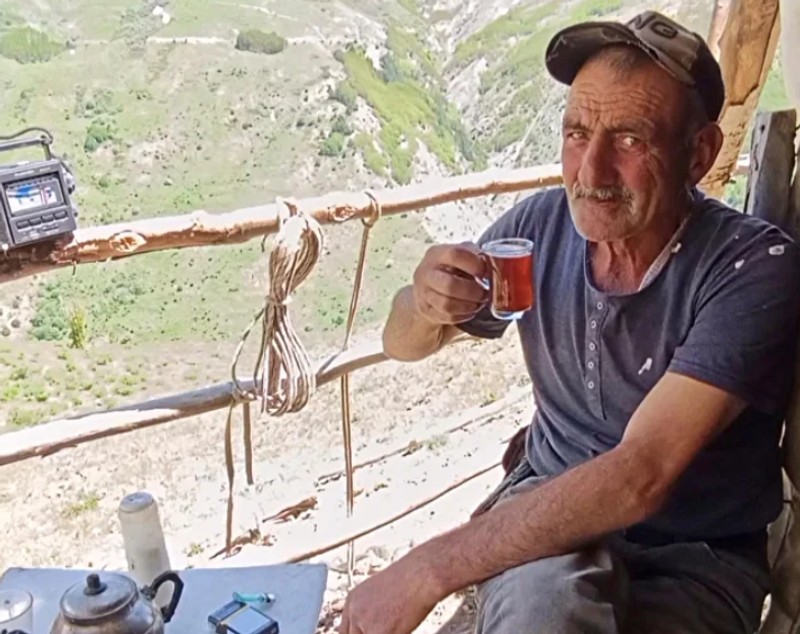 Povestea bărbatului care trăiește de 40 de ani în sălbăticie, alături de urși și de lupi, la 2.200 de metri altitudine: „Mai bine aici decât să merg într-o vacanță la Antalya”