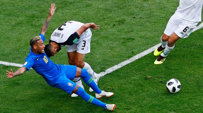 epa06830522 Neymar (L) of Brazil in action against Costa Rica's Giancarlo Gonzalez (C) in the penalty box during the FIFA World Cup 2018 group E preliminary round soccer match between Brazil and Costa Rica in St.Petersburg, Russia, 22 June 2018. (RESTRICTIONS APPLY: Editorial Use Only, not used in association with any commercial entity - Images must not be used in any form of alert service or push service of any kind including via mobile alert services, downloads to mobile devices or MMS messaging - Images must appear as still images and must not emulate match action video footage - No alteration is made to, and no text or image is superimposed over, any published image which: (a) intentionally obscures or removes a sponsor identification image; or (b) adds or overlays the commercial identification of any third party which is not officially associated with the FIFA World Cup) EPA-EFE/ANATOLY MALTSEV EDITORIAL USE ONLY