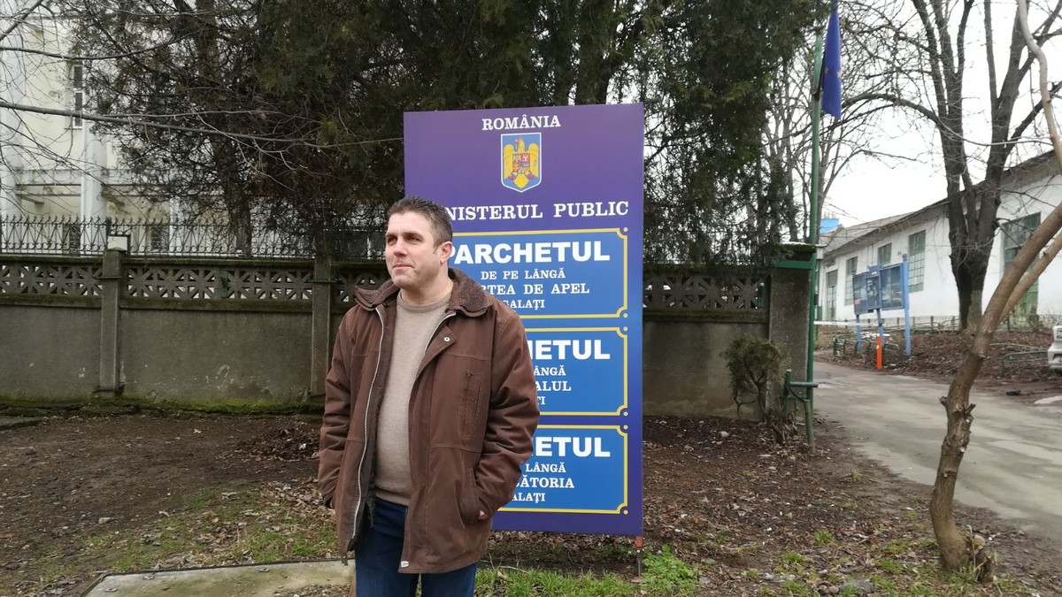 Protest în fața Parchetului Judecătoriei Galați al unui profesor de istorie cercetat penal