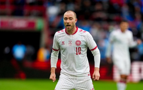 Jucătorul danez Christian Eriksen s-a prăbușit din nou pe teren, iar arbitrul a fluierat finalul partidei. Momente de panică la Danemarca-Ucraina