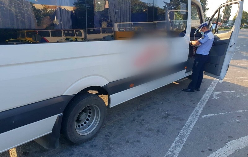 VIDEO | Scene revoltătoare în Galați. 40 de oameni, înghesuiți precum sardinele într-un microbuz de marfă