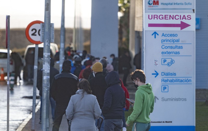 Cozi la centrele de testare din Madrid, unde oamenii cu simptome ușoare de COVID se pot testa gratuit
