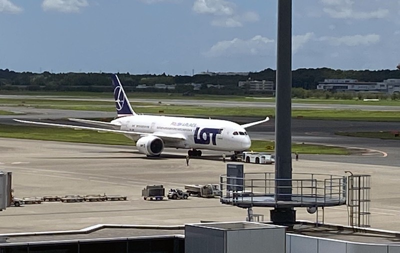 Un avion care zbura din Grecia în Polonia a aterizat de urgență la București după ce un pasager a murit în timpul cursei