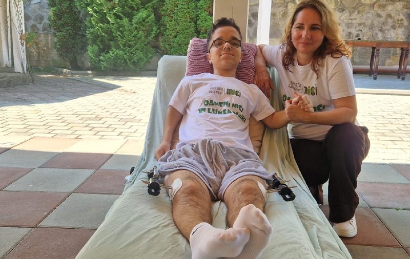 Un adolescent imobilizat după operație a venit în tabără cu propriul pat pliant. Povestea Oamenilor Mici care au dat statul în judecată pentru dreptul de a crește