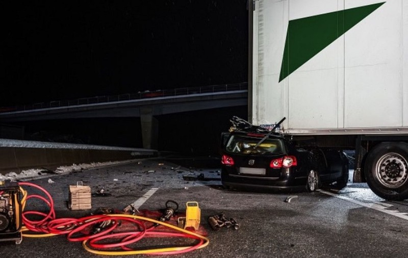 Doi români au murit striviți sub un camion, pe o șosea acoperită de polei din Germania