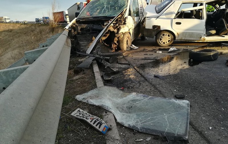 Mașină de poliție, implicată într-un grav accident la Pașcani