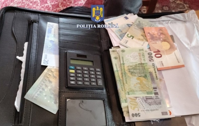 Doi poştaşi din Bacău, acuzaţi că timp de trei ani au reţinut bani din pensii şi ajutoare sociale