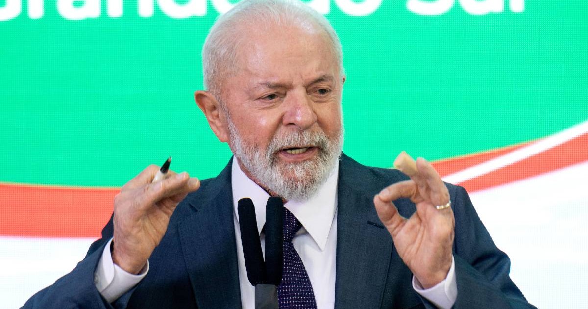 Președintele Braziliei vorbește la o conferință de presă, îmbărcat la costum și gesticulând