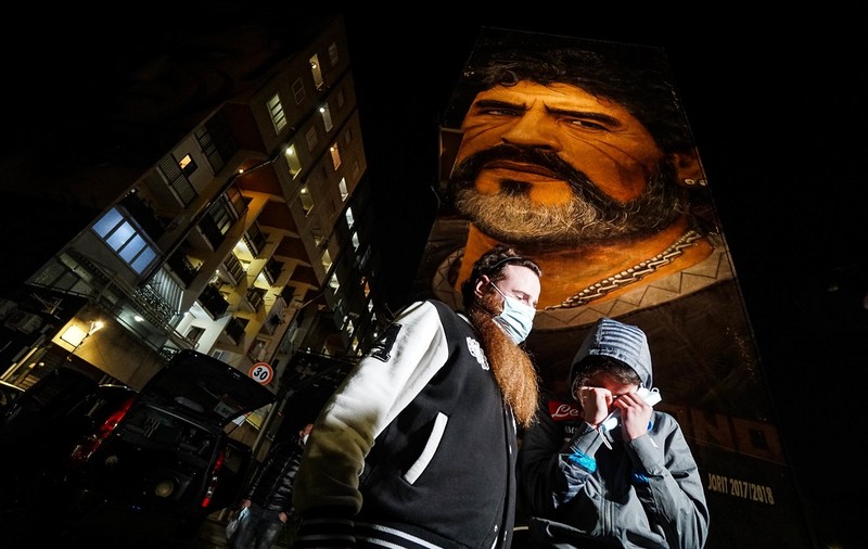 VIDEO | Napoli îl plânge pe Maradona. Fanii au ieșit pe străzi și l-au omagiat pe fostul mare fotbalist