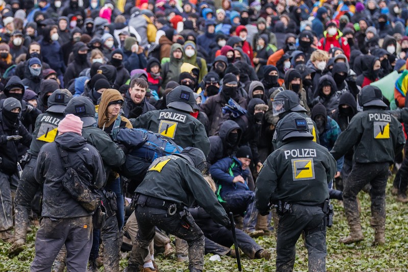 Ciocniri între poliție și activiștii la protestul de sâmbătă Foto: EPA