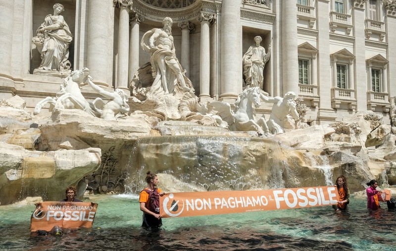 Activiștii de mediu au înnegrit apa din Fontana di Trevi. „Țara noastră este pe moarte”