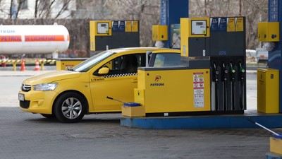 Prețul benzinei s-a stabilizat, iar cel al motorinei a scăzut ușor, vineri, 8 mai 2026. Cât costă un litru de carburant în București, Cluj-Napoca, Timișoara, Iași și Constanța