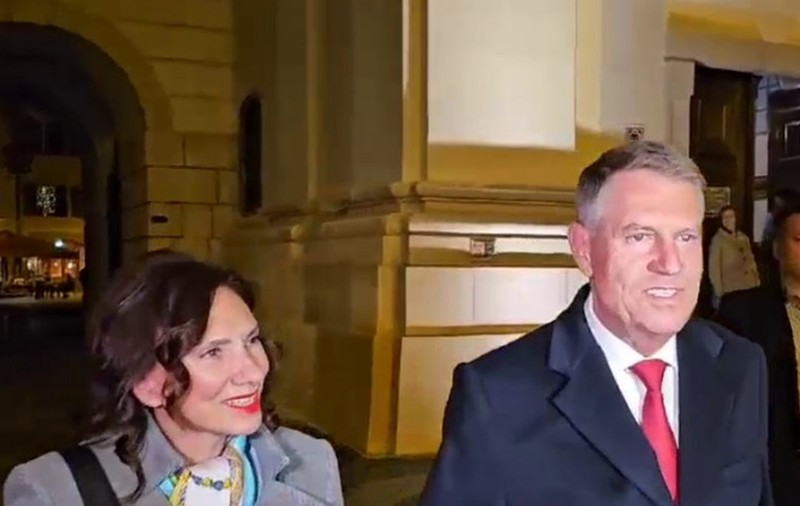 Klaus Iohannis a fost cu soția la slujba de Înviere la Sibiu. Mesajul pentru cei care sărbătoresc Paștele Catolic
