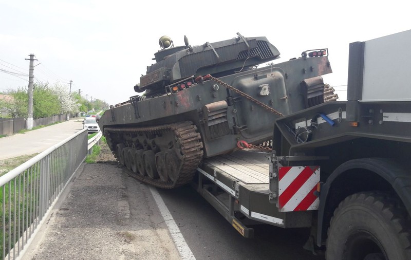 Un tanc s-a răsturnat pe şosea în Prahova! Circulaţia a fost blocată pe un sens