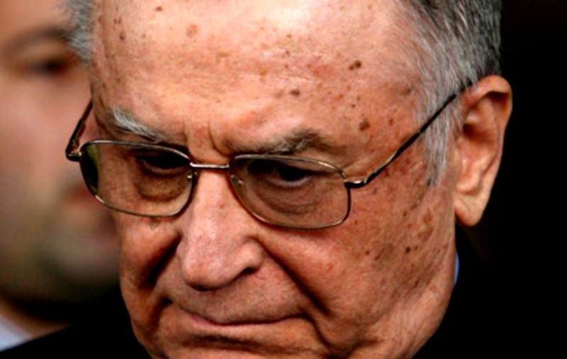 Casa lui Ion Iliescu, păzită de jandarmi de un grup de protestatari care îl acuză pe fostul președinte pentru Mineriada din 13-15 iunie 1990