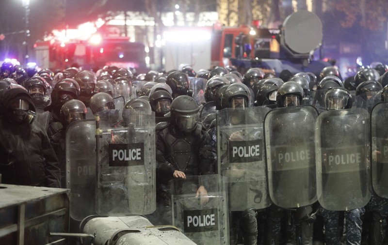 Georgia, pe un butoi cu pulbere: a treia noapte de proteste. Președinta țării nu recunoaște guvernul, în timp ce SUA suspendă parteneriatul strategic