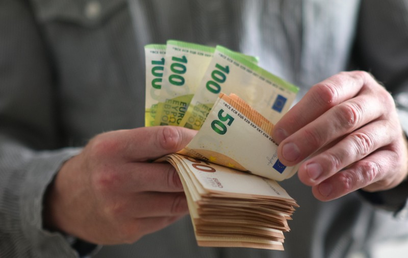 Un pensionar român trebuie să restituie statului român 56.000 de euro. Bărbatul a fost șef al unui ocol silvic și a pierdut definitiv procesul cu Romsilva