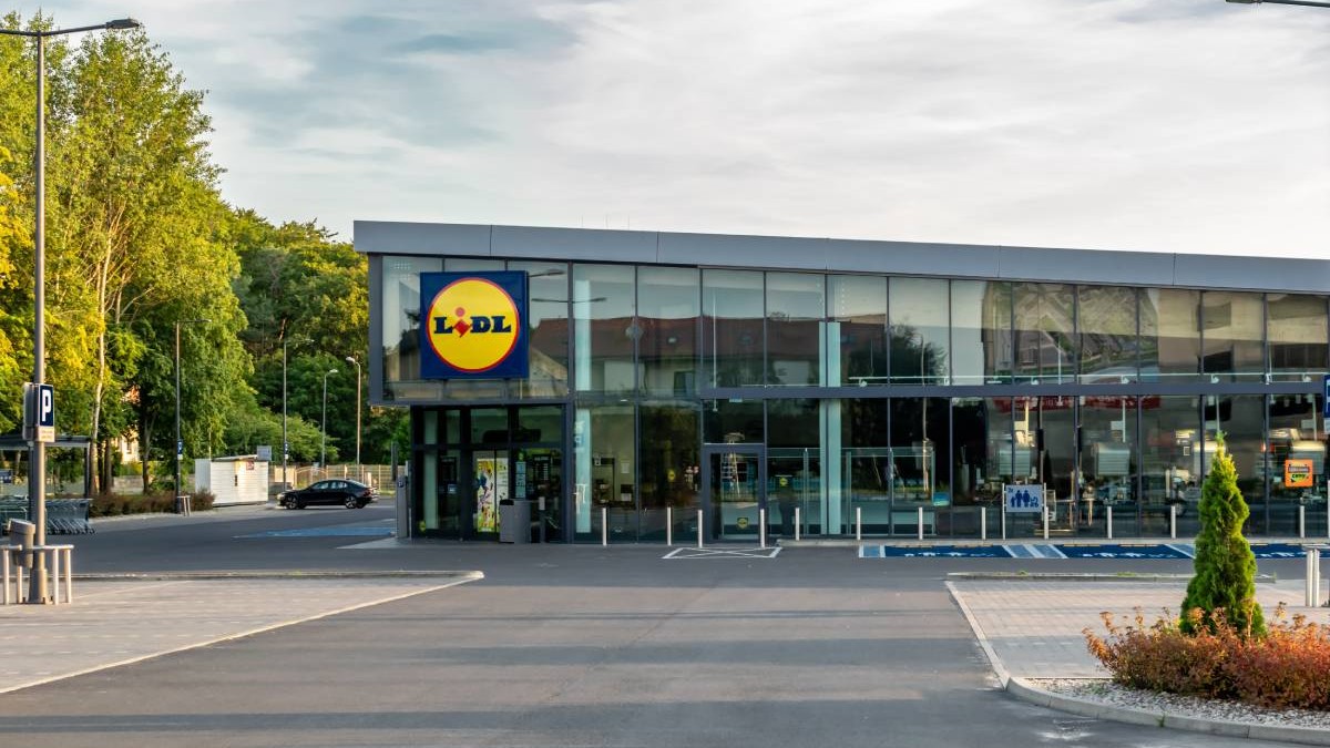 Un magazin Lidl care are parcarea goală