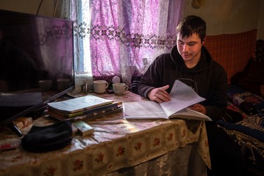 Viorel este unul dintre cei doi copii de nivelul clasei a VIII-a dintr-o clasă mixtă | Foto: Eli Driu / Libertatea